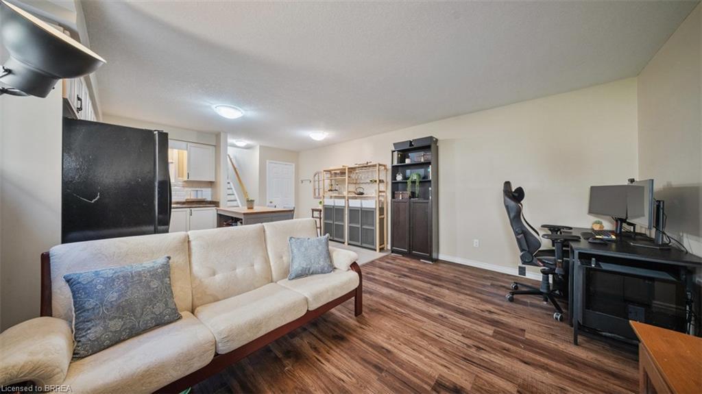 14-D-931 Glasgow Street, Kitchener, ON - Indoor Photo Showing Living Room