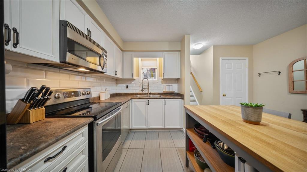 14-D-931 Glasgow Street, Kitchener, ON - Indoor Photo Showing Kitchen With Stainless Steel Kitchen With Double Sink