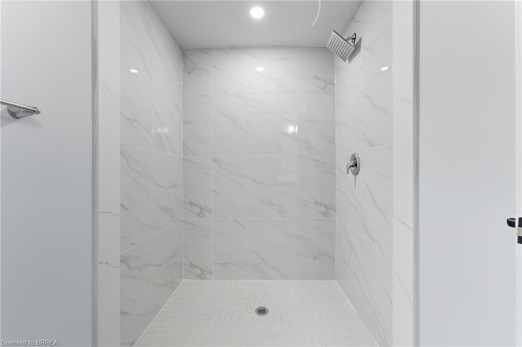 A17-160 Rochefort Street Street, Kitchener, ON - Indoor Photo Showing Bathroom