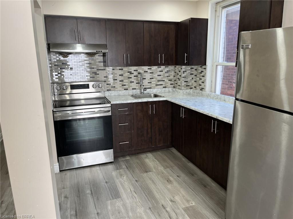 3-153 Albion Street, Brantford, ON - Indoor Photo Showing Kitchen With Upgraded Kitchen