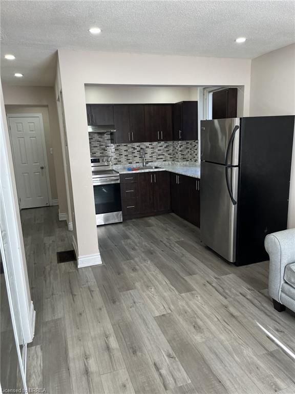 3-153 Albion Street, Brantford, ON - Indoor Photo Showing Kitchen With Upgraded Kitchen