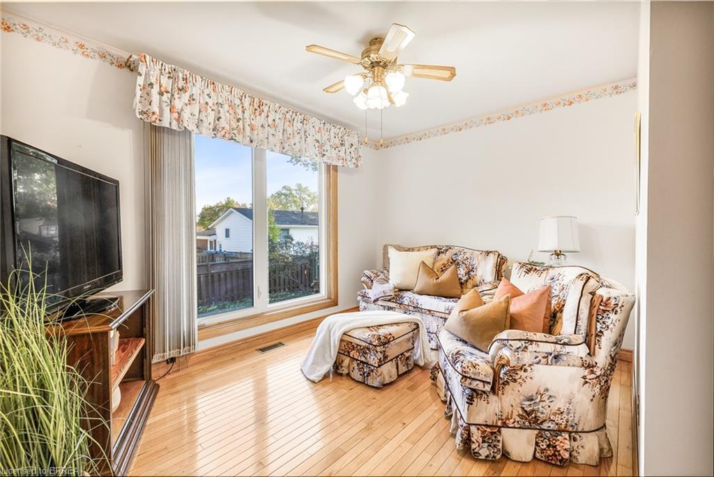 48 Ellenson Drive, Brantford, ON - Indoor Photo Showing Living Room