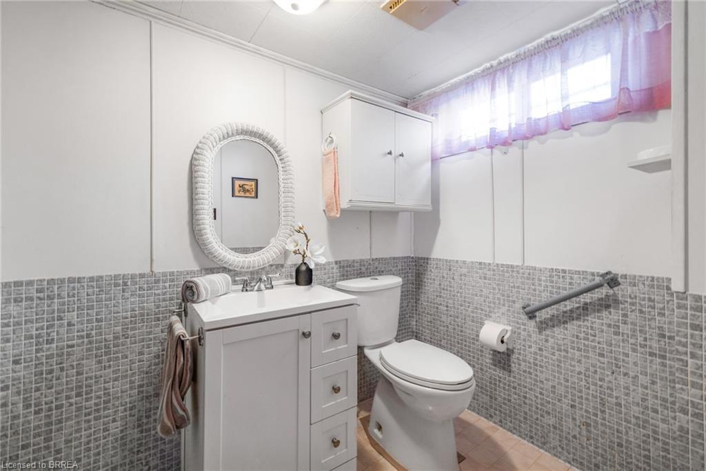 48 Ellenson Drive, Brantford, ON - Indoor Photo Showing Bathroom