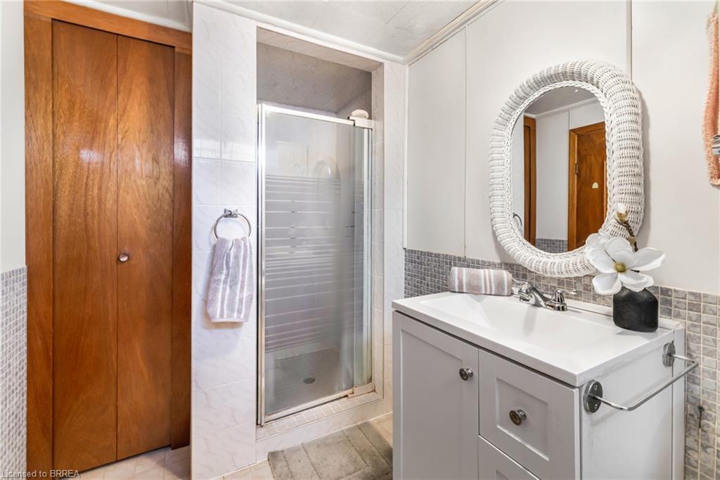 48 Ellenson Drive, Brantford, ON - Indoor Photo Showing Bathroom