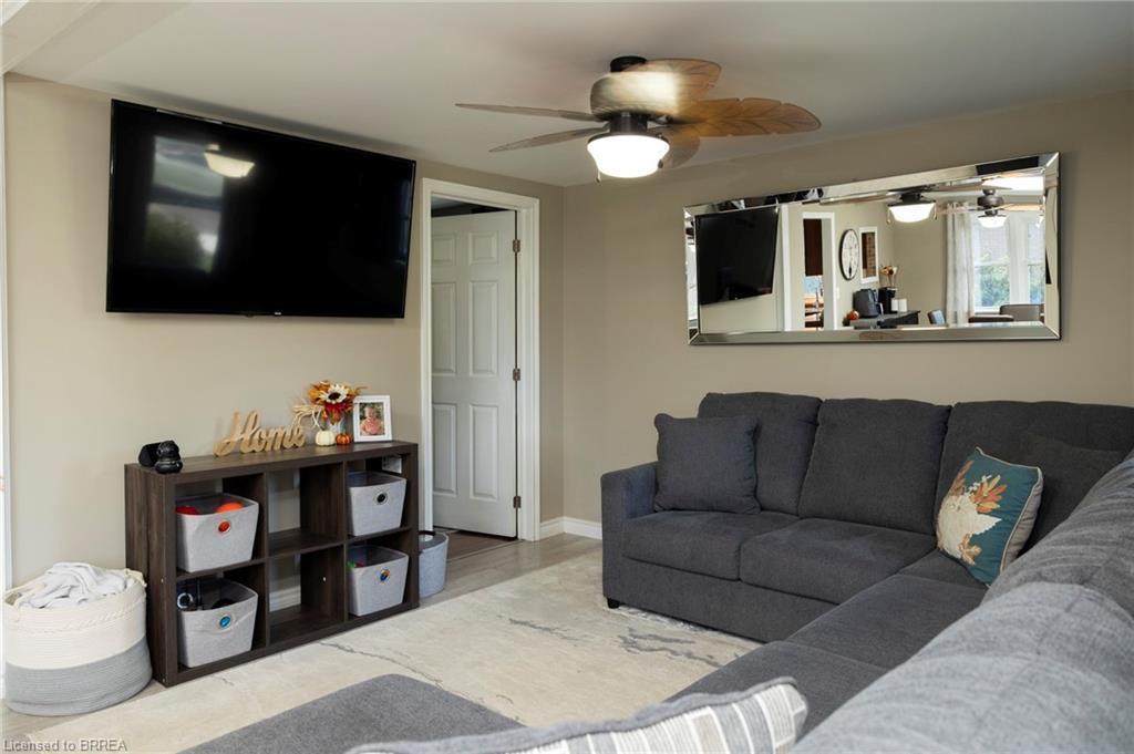 92 Sovereign Street W, Waterford, ON - Indoor Photo Showing Living Room