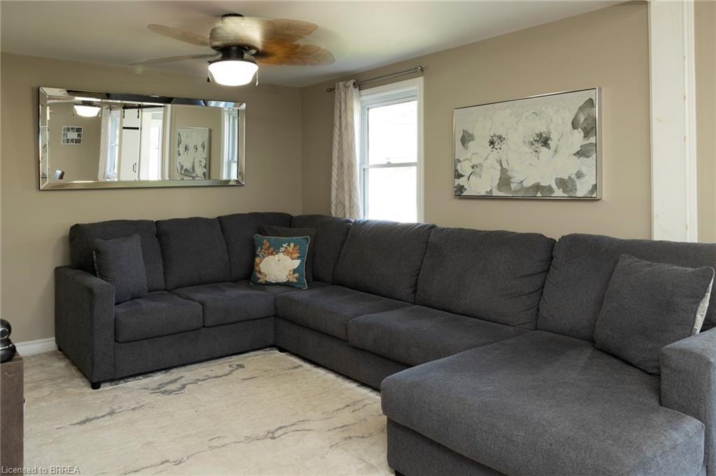 92 Sovereign Street W, Waterford, ON - Indoor Photo Showing Living Room
