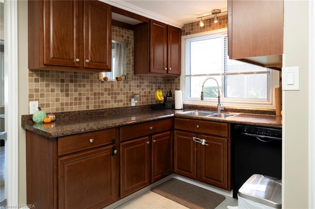 92 Sovereign Street W, Waterford, ON - Indoor Photo Showing Kitchen With Double Sink