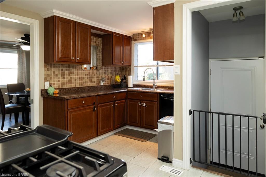 92 Sovereign Street W, Waterford, ON - Indoor Photo Showing Kitchen With Double Sink
