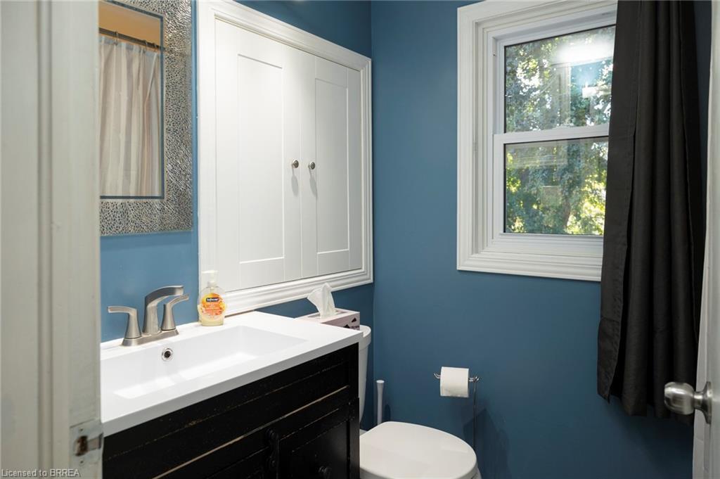 92 Sovereign Street W, Waterford, ON - Indoor Photo Showing Bathroom