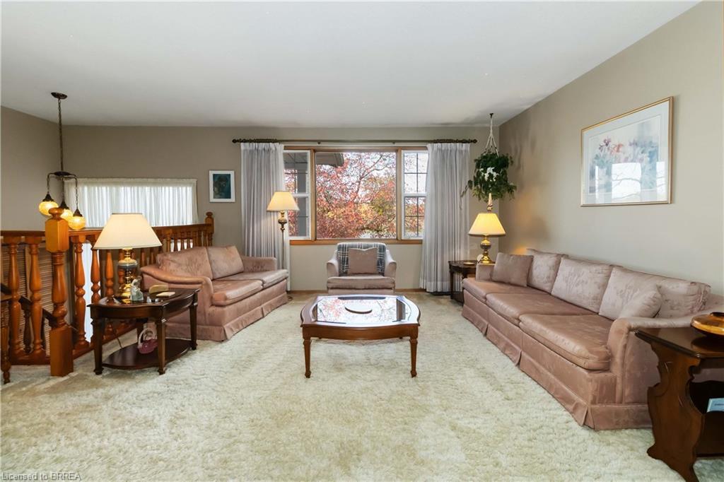 725 Hwy 54, Brantford, ON - Indoor Photo Showing Living Room