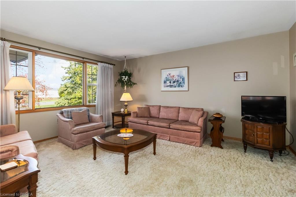 725 Hwy 54, Brantford, ON - Indoor Photo Showing Living Room
