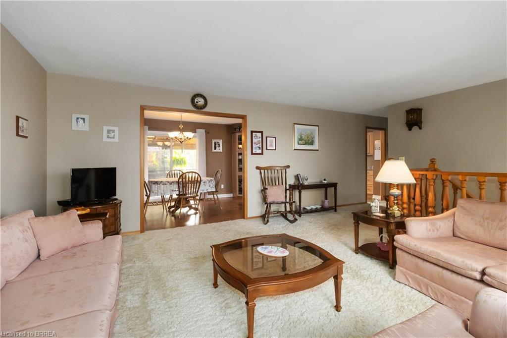 725 Hwy 54, Brantford, ON - Indoor Photo Showing Living Room