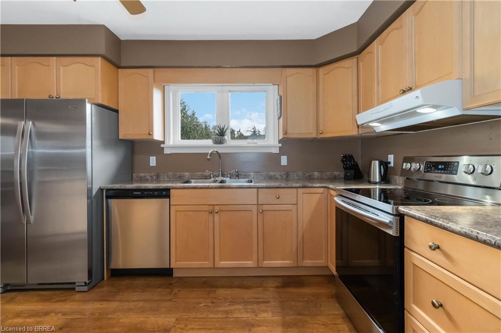725 Hwy 54, Brantford, ON - Indoor Photo Showing Kitchen With Double Sink