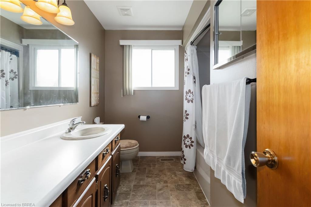 725 Hwy 54, Brantford, ON - Indoor Photo Showing Bathroom