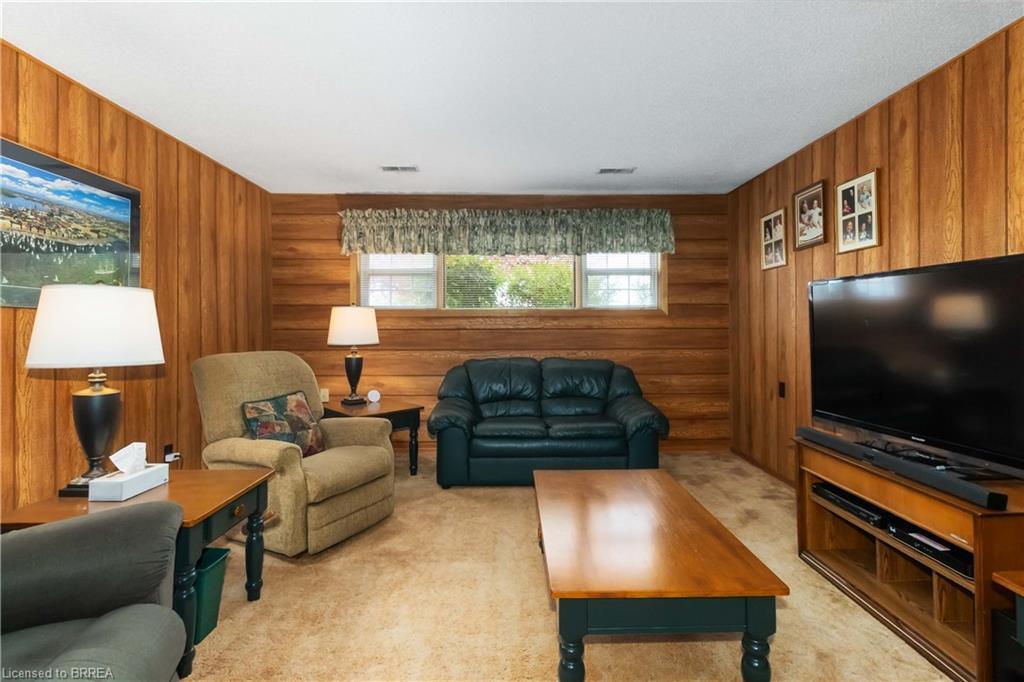 725 Hwy 54, Brantford, ON - Indoor Photo Showing Living Room