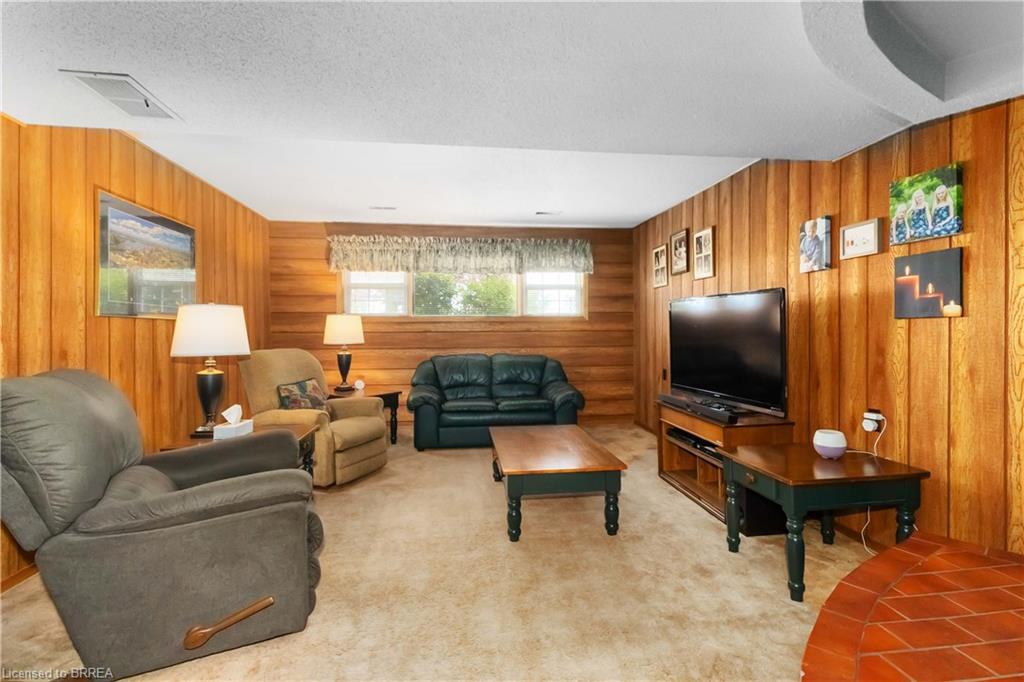 725 Hwy 54, Brantford, ON - Indoor Photo Showing Living Room