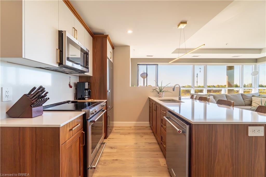 404-34 Norman Street, Brantford, ON - Indoor Photo Showing Kitchen With Double Sink