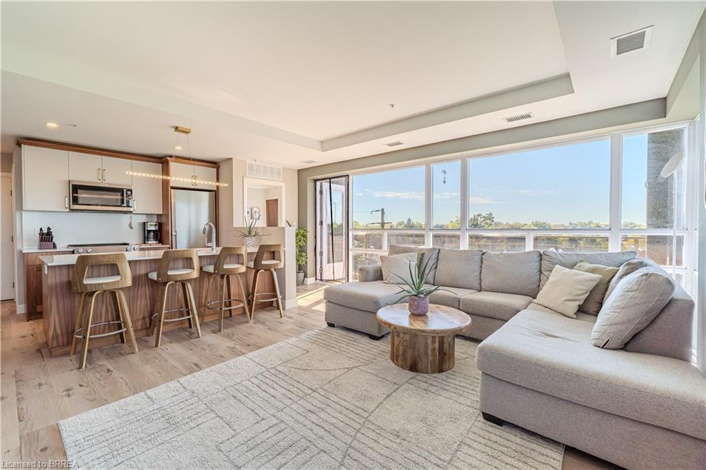 404-34 Norman Street, Brantford, ON - Indoor Photo Showing Living Room