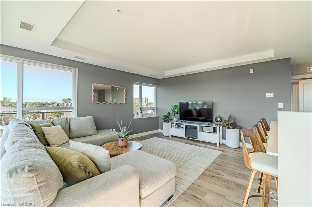404-34 Norman Street, Brantford, ON - Indoor Photo Showing Living Room