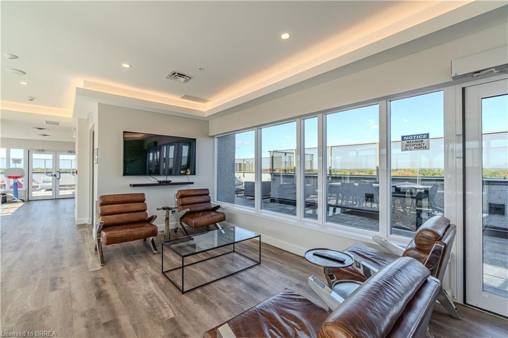 404-34 Norman Street, Brantford, ON - Indoor Photo Showing Living Room