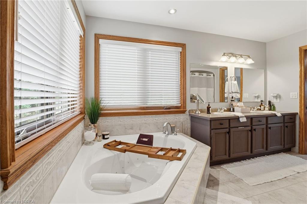 271 Windham 14 Road, Simcoe, ON - Indoor Photo Showing Bathroom