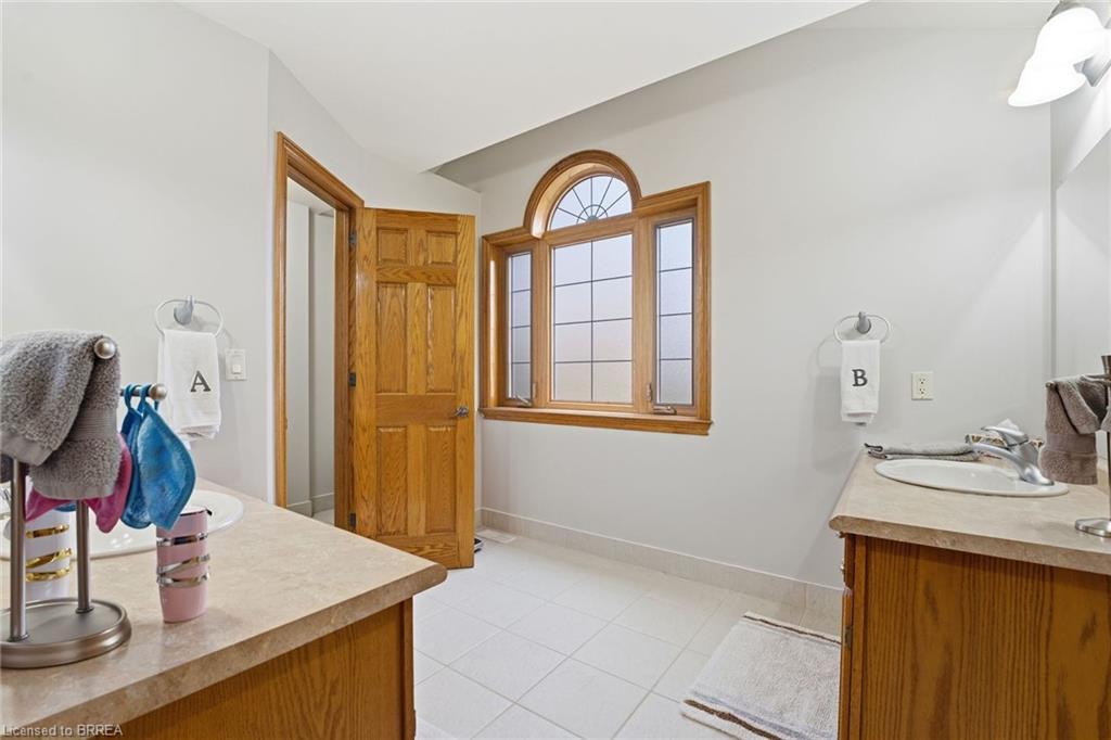271 Windham 14 Road, Simcoe, ON - Indoor Photo Showing Bathroom