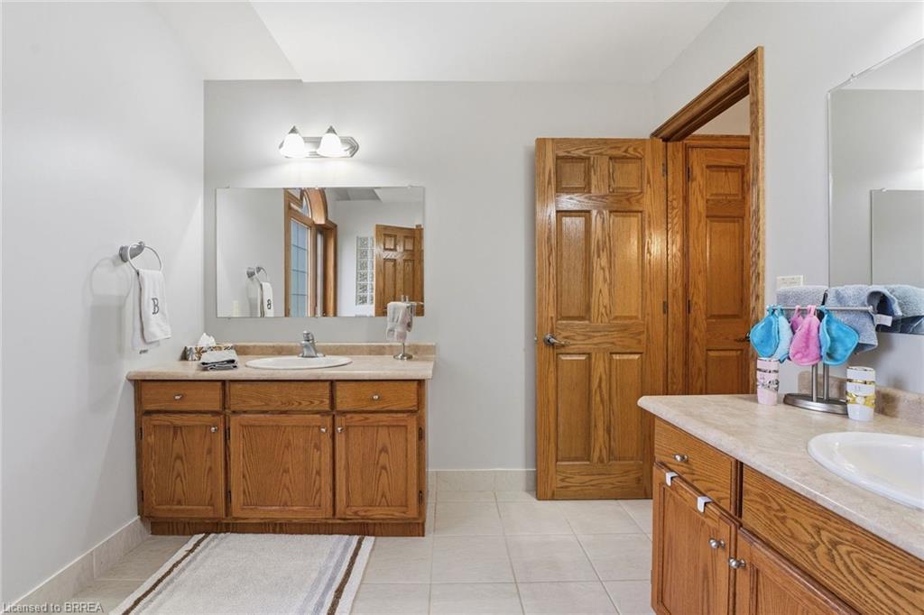 271 Windham 14 Road, Simcoe, ON - Indoor Photo Showing Bathroom