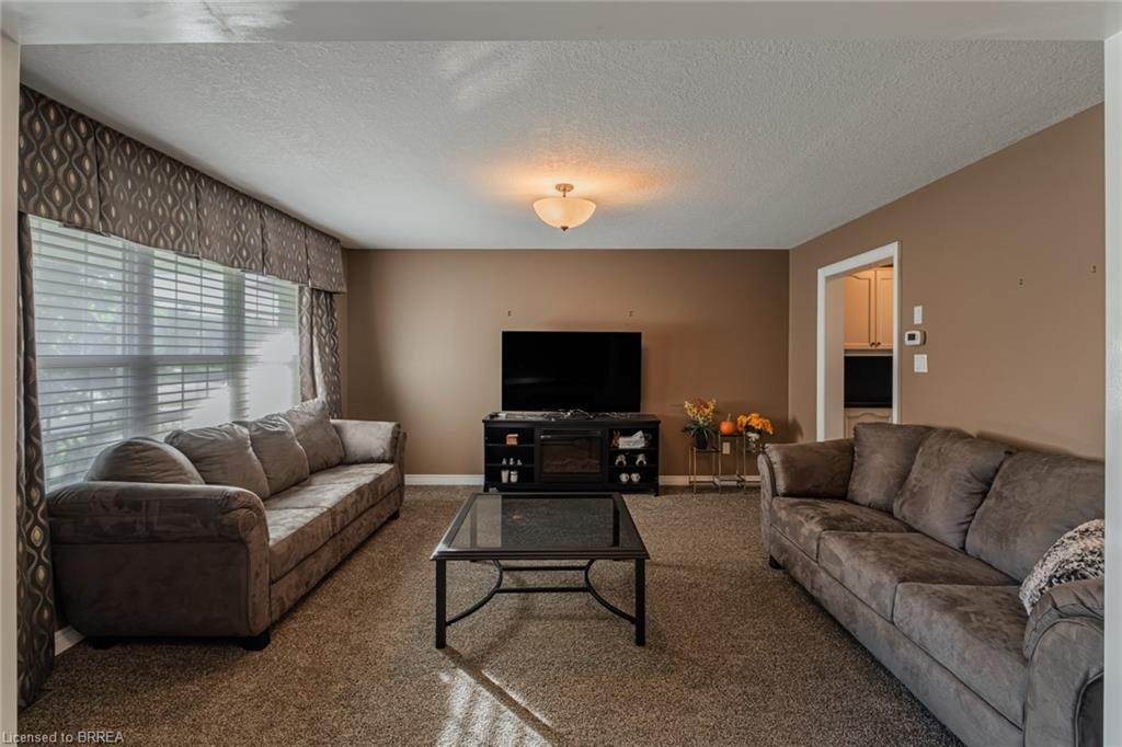72 Hunter Way, Brantford, ON - Indoor Photo Showing Living Room