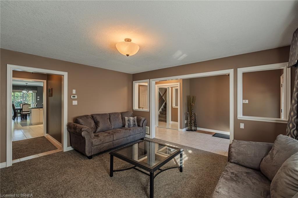 72 Hunter Way, Brantford, ON - Indoor Photo Showing Living Room