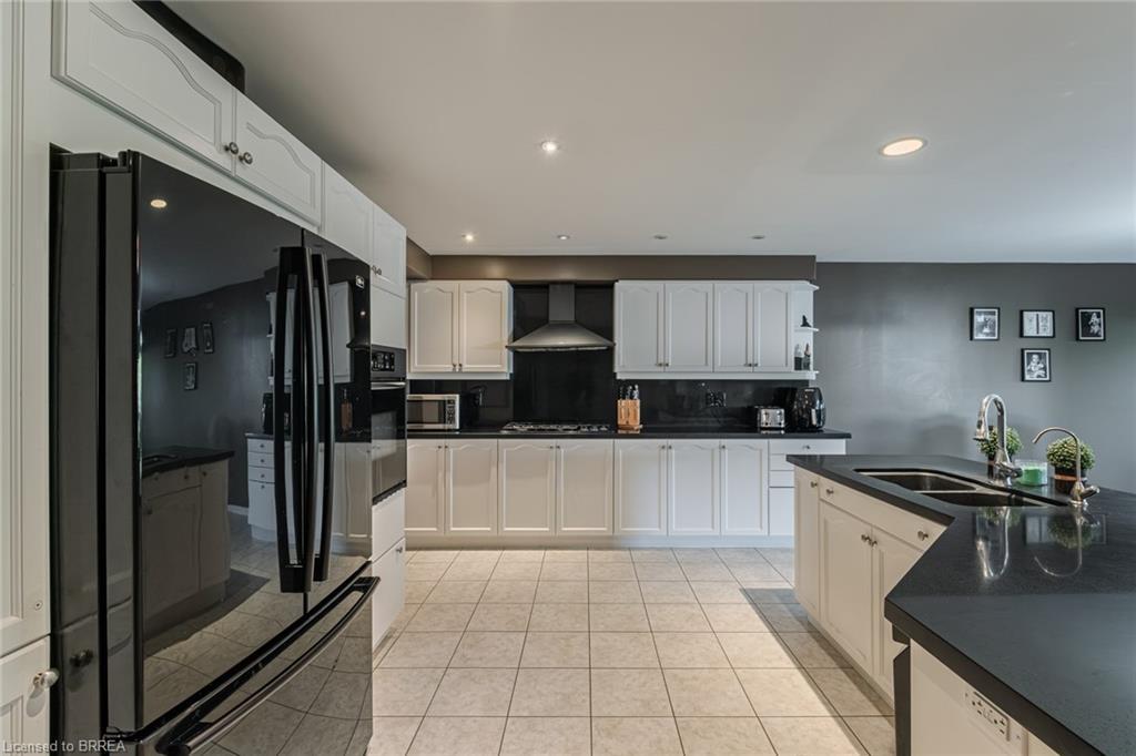 72 Hunter Way, Brantford, ON - Indoor Photo Showing Kitchen With Double Sink