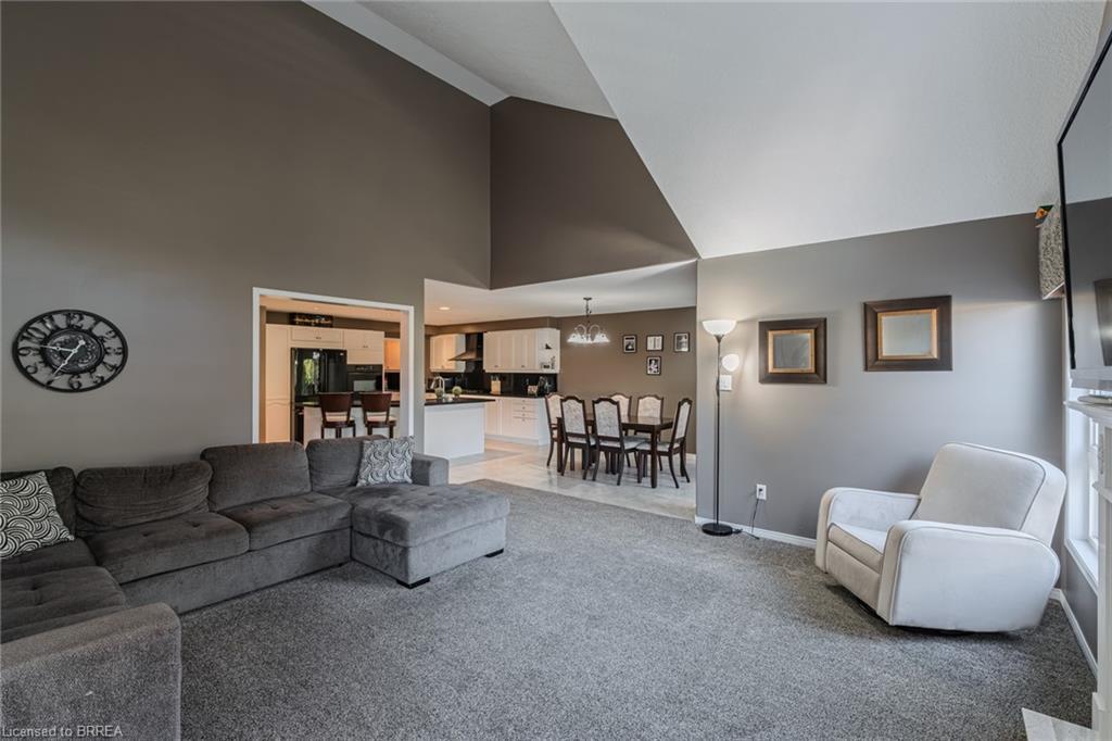 72 Hunter Way, Brantford, ON - Indoor Photo Showing Living Room