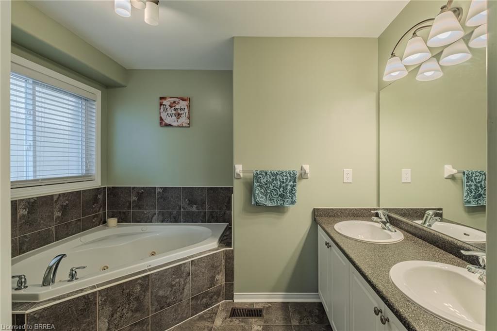 72 Hunter Way, Brantford, ON - Indoor Photo Showing Bathroom