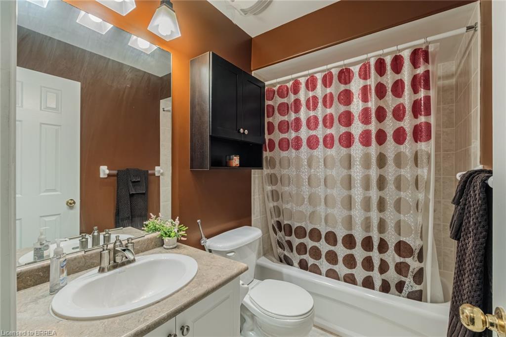 72 Hunter Way, Brantford, ON - Indoor Photo Showing Bathroom