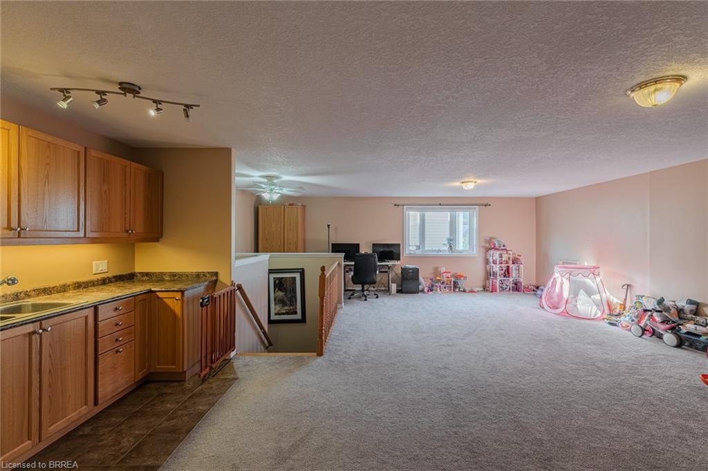 72 Hunter Way, Brantford, ON - Indoor Photo Showing Kitchen