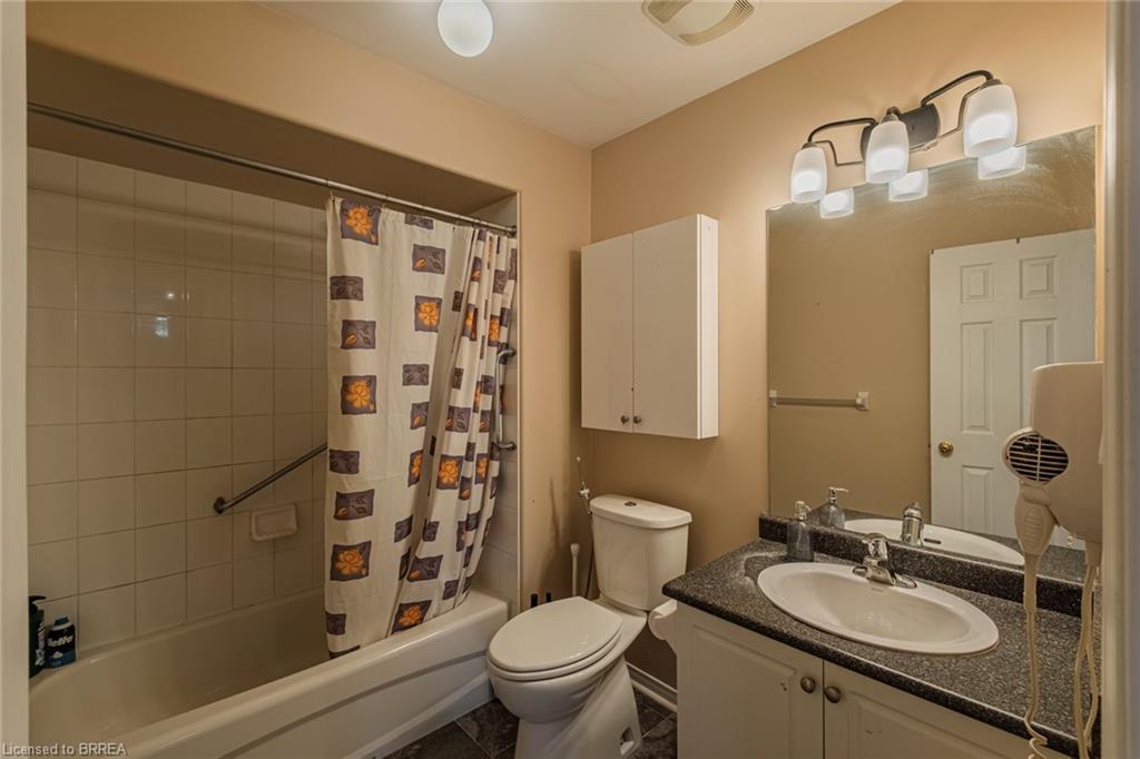 72 Hunter Way, Brantford, ON - Indoor Photo Showing Bathroom