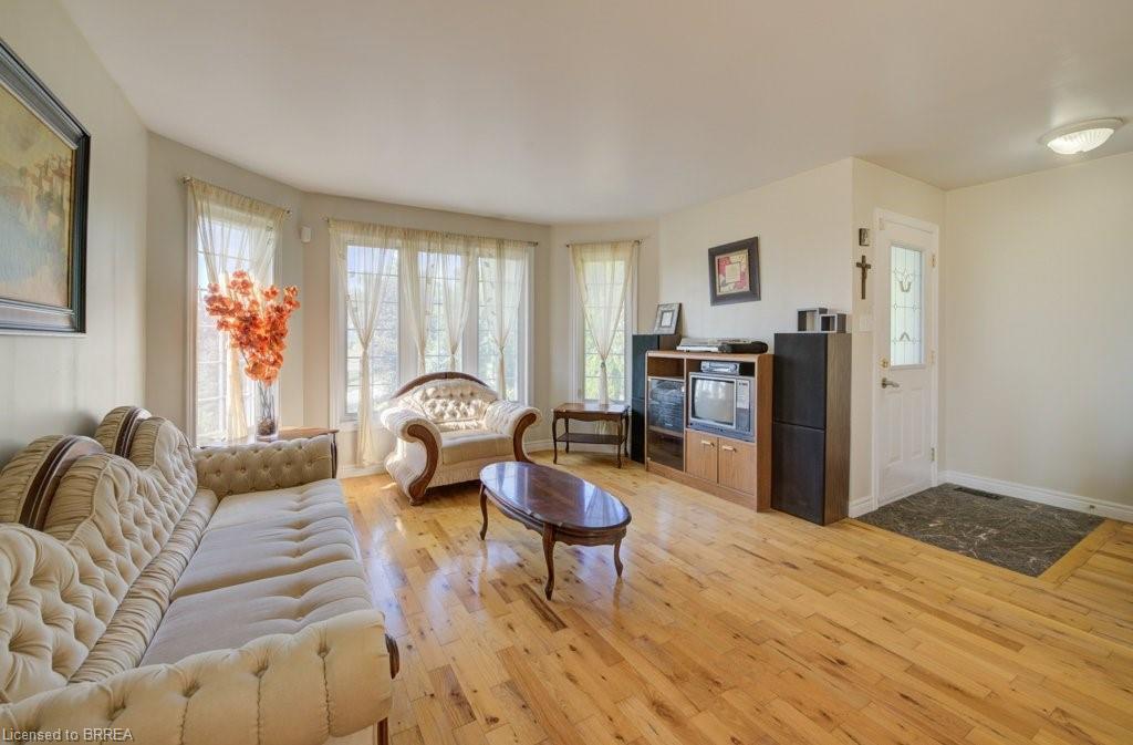 6737 Highway 20, Smithville, ON - Indoor Photo Showing Living Room