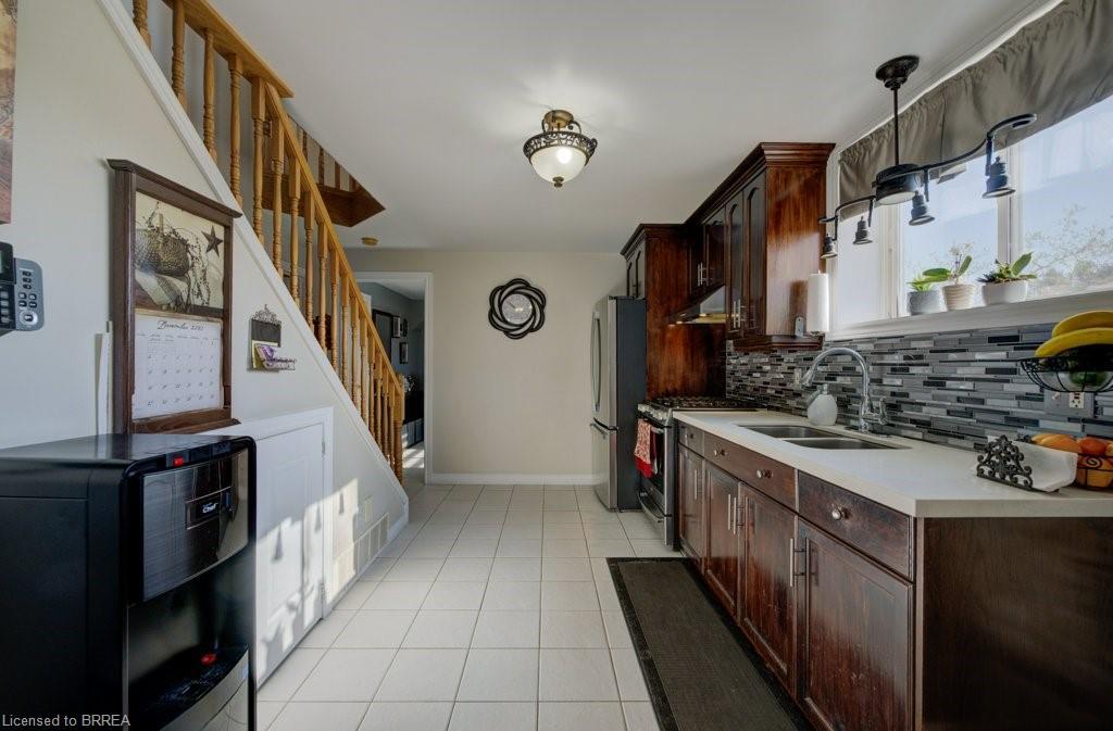 6737 Highway 20, Smithville, ON - Indoor Photo Showing Kitchen With Double Sink