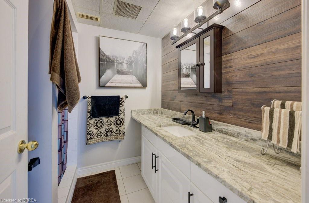 6737 Highway 20, Smithville, ON - Indoor Photo Showing Bathroom