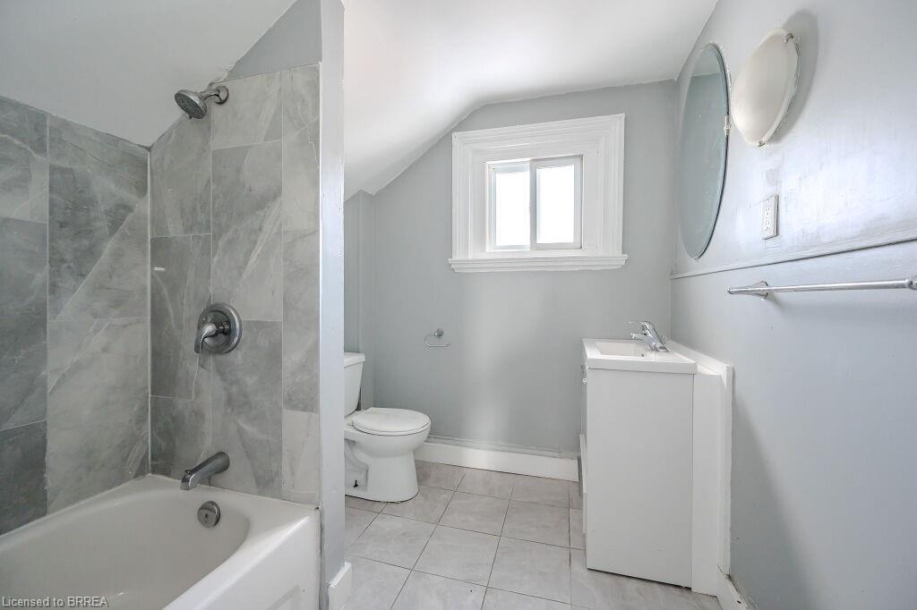 39 Park Avenue, Brantford, ON - Indoor Photo Showing Bathroom