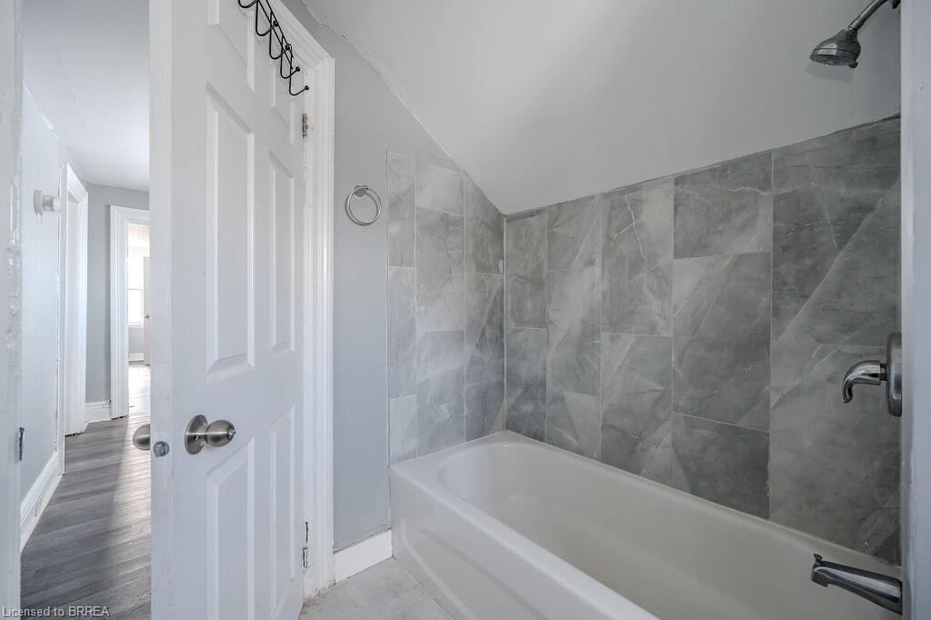 39 Park Avenue, Brantford, ON - Indoor Photo Showing Bathroom