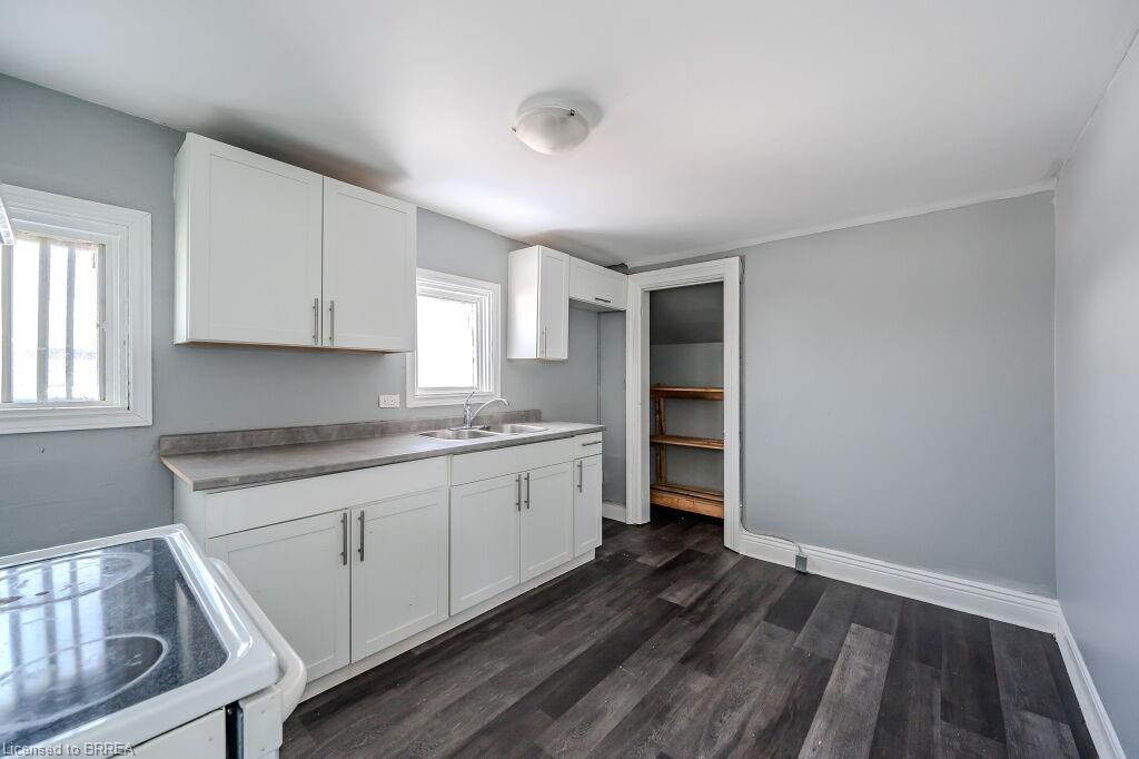 39 Park Avenue, Brantford, ON - Indoor Photo Showing Kitchen