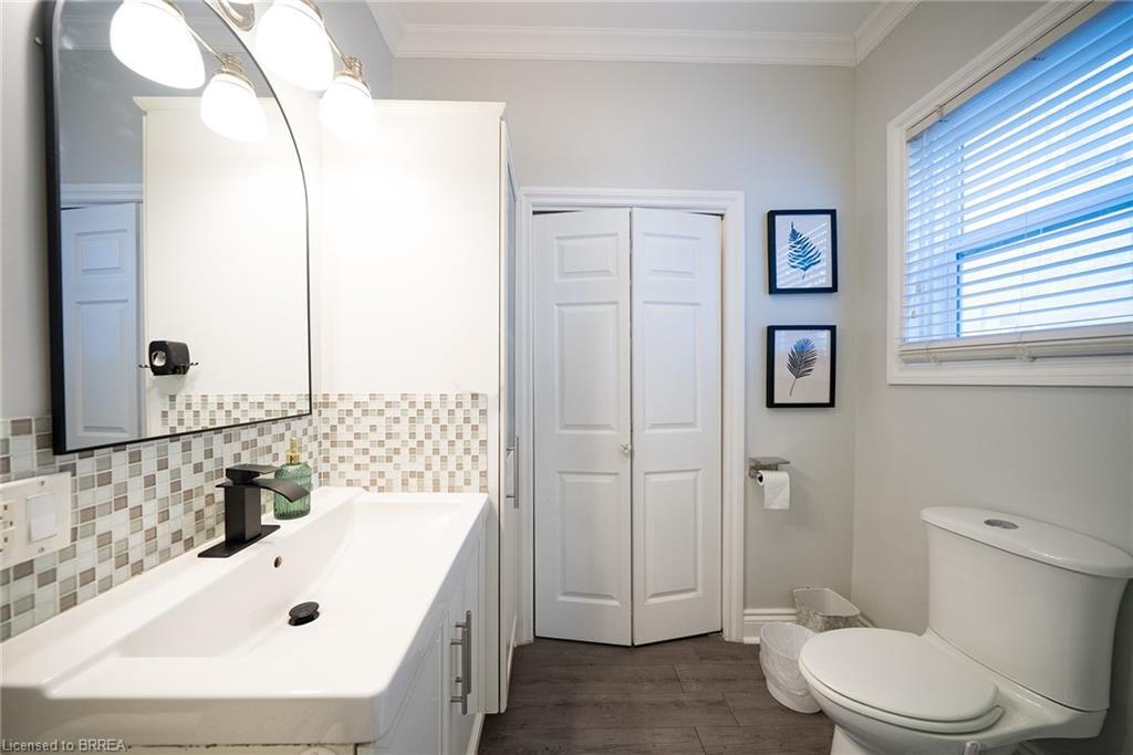 35 Murray Street, Brantford, ON - Indoor Photo Showing Bathroom