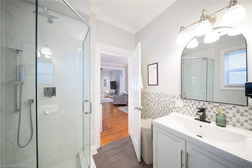 35 Murray Street, Brantford, ON - Indoor Photo Showing Bathroom