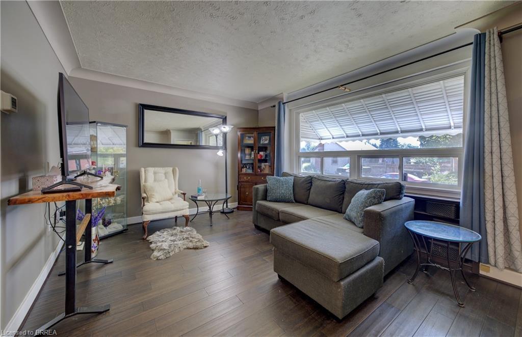 81 Strathcona Avenue, Brantford, ON - Indoor Photo Showing Living Room