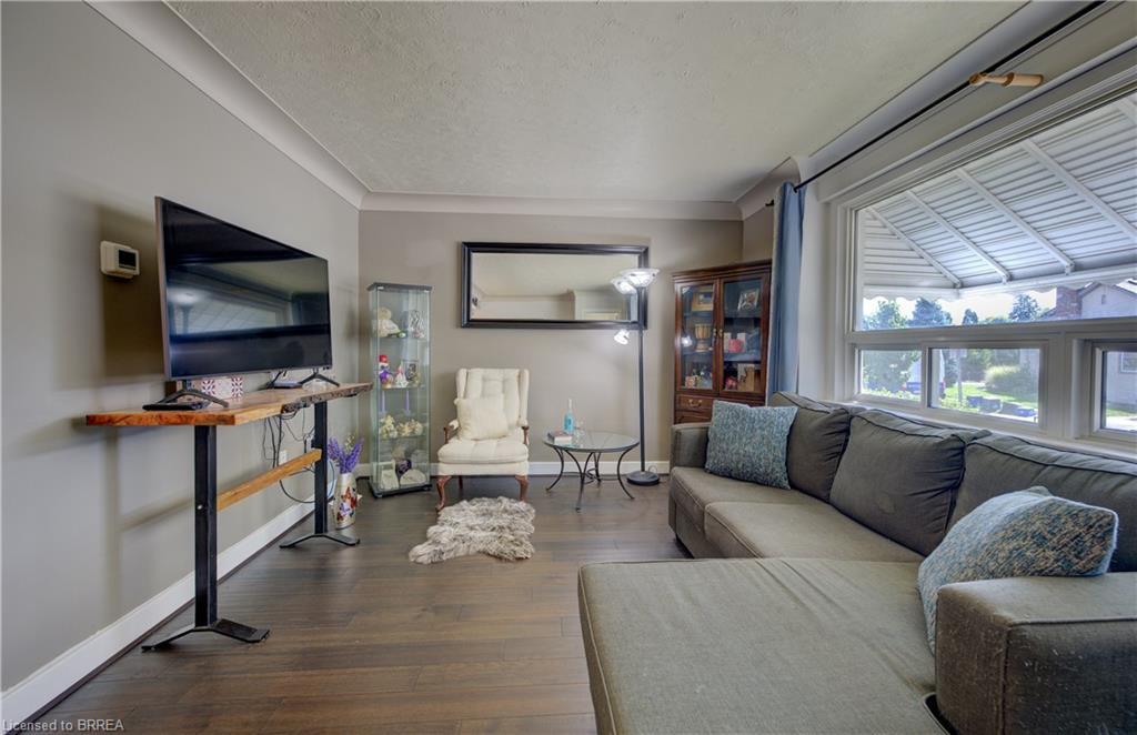 81 Strathcona Avenue, Brantford, ON - Indoor Photo Showing Living Room