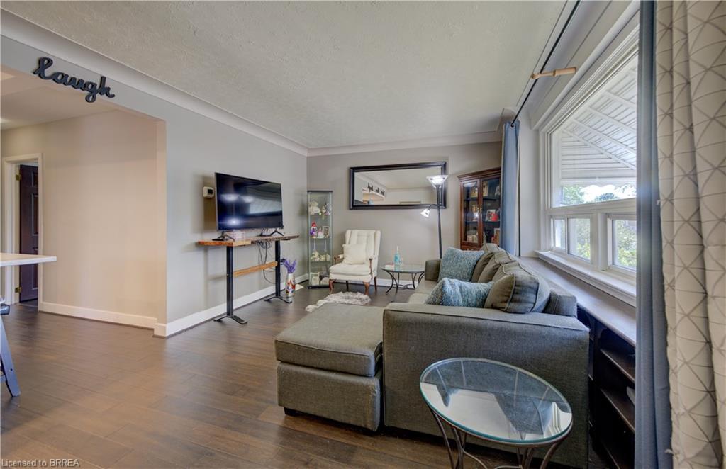 81 Strathcona Avenue, Brantford, ON - Indoor Photo Showing Living Room
