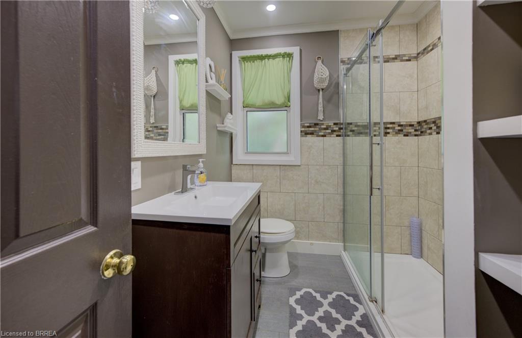 81 Strathcona Avenue, Brantford, ON - Indoor Photo Showing Bathroom