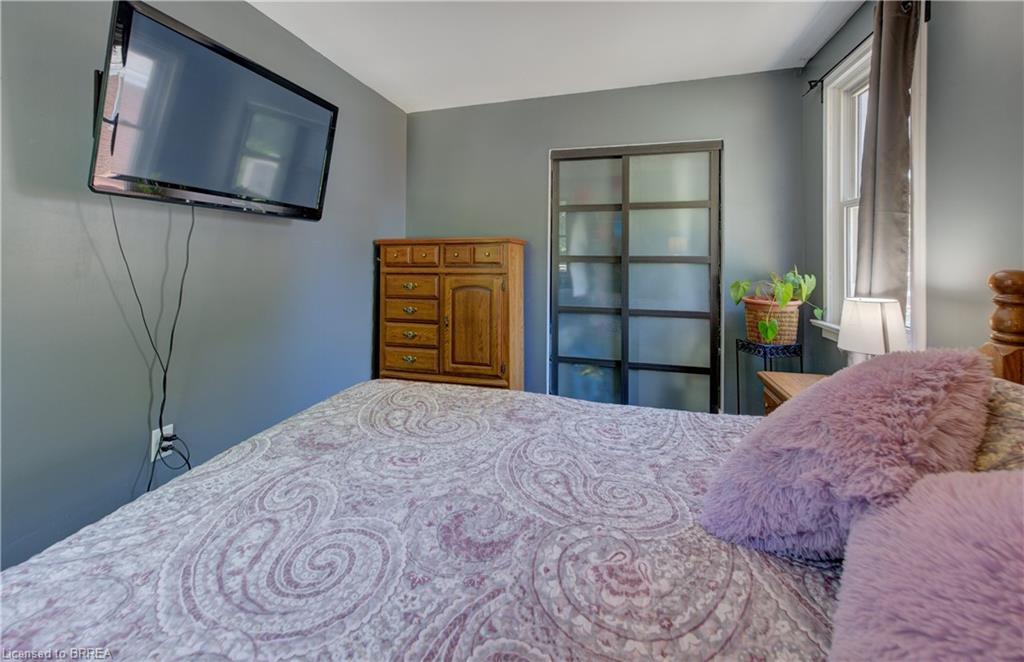 81 Strathcona Avenue, Brantford, ON - Indoor Photo Showing Bedroom