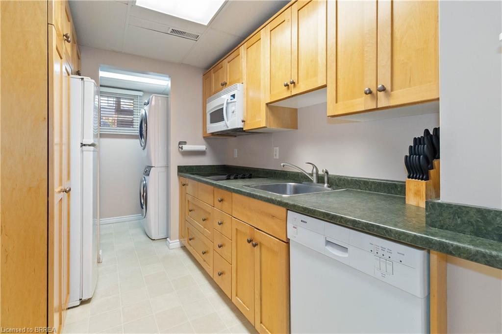 34 Sympatica Crescent, Brantford, ON - Indoor Photo Showing Kitchen
