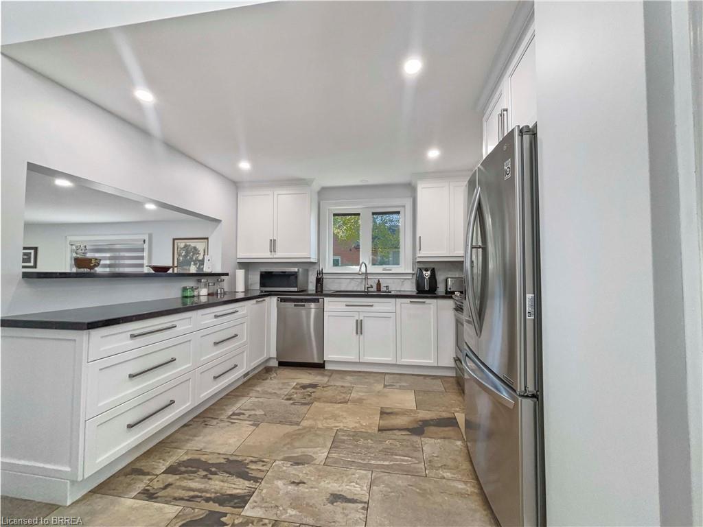 701 Upper Paradise Road, Hamilton, ON - Indoor Photo Showing Kitchen With Upgraded Kitchen